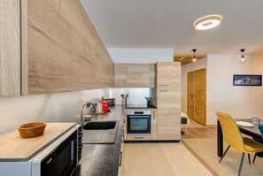 Een koelkast, een microgolfoven, een oven, een kookplaat