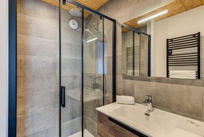 Dusche, kostenlose Toilettenartikel, Haartrockner, Handtücher