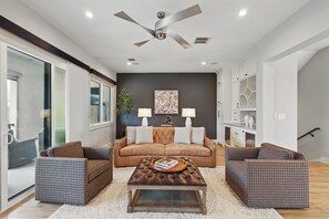 Televisión, chimenea y oficina 