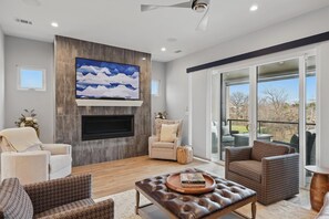 Tv, eldstad och kontor