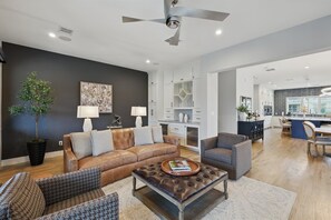TV, fireplace, offices - Luxury Living at its Finest – 3BD/3.5BA (Sleeps 6) (Flower Mound)