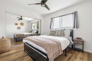 4 間睡房、書桌、熨斗/熨衫板、可攜式嬰兒床