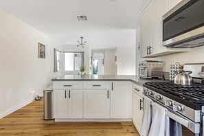 雪櫃、微波爐、焗爐、爐具