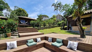 A wooden deck with built-in seating and a hammock. - CalaRosa . Condomínio (Imbituba)