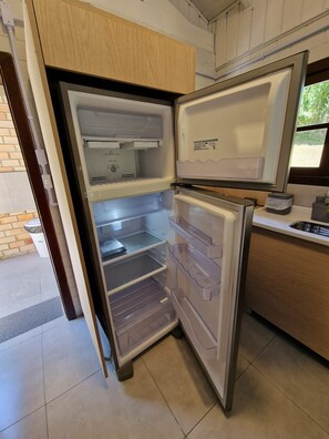 Full-sized fridge, oven, stovetop, electric kettle