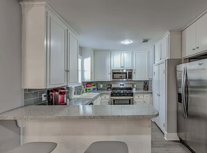 Fridge, microwave, oven, stovetop - Chic 4 BDR for 9 Near DT & Mins to Lady Bird Lake! (Austin)