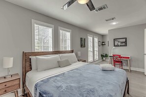 4 bedrooms, desk, iron/ironing board, WiFi - Chic 4 BDR for 9 Near DT & Mins to Lady Bird Lake! (Austin)
