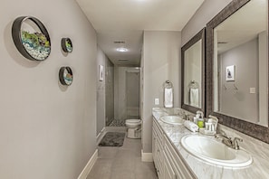 Shower, hair dryer, towels, shampoo - Chic 4 BDR for 9 Near DT & Mins to Lady Bird Lake! (Austin)