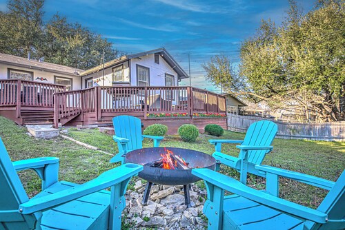 Chic 4 BDR for 9 Near DT & Mins to Lady Bird Lake!