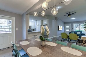Dining - Chic 4 BDR for 9 Near DT & Mins to Lady Bird Lake! (Austin)