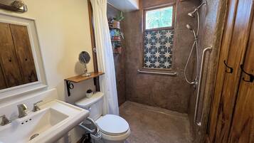 Shower, hair dryer, bidet, towels