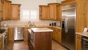 Private kitchen - Charming 3-bedroom house with WiFi, Dockage, AC in West End (West End)