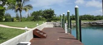 Charming 3-bedroom house with WiFi, Dockage, AC in West End