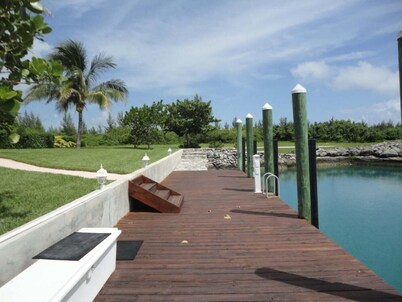 Charming 3-bedroom house with WiFi, Dockage, AC in West End