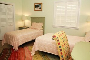 3 habitaciones, tabla de planchar con plancha, wifi y ropa de cama 