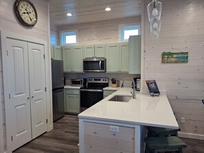 Frigorifero, microonde, forno, piano cottura