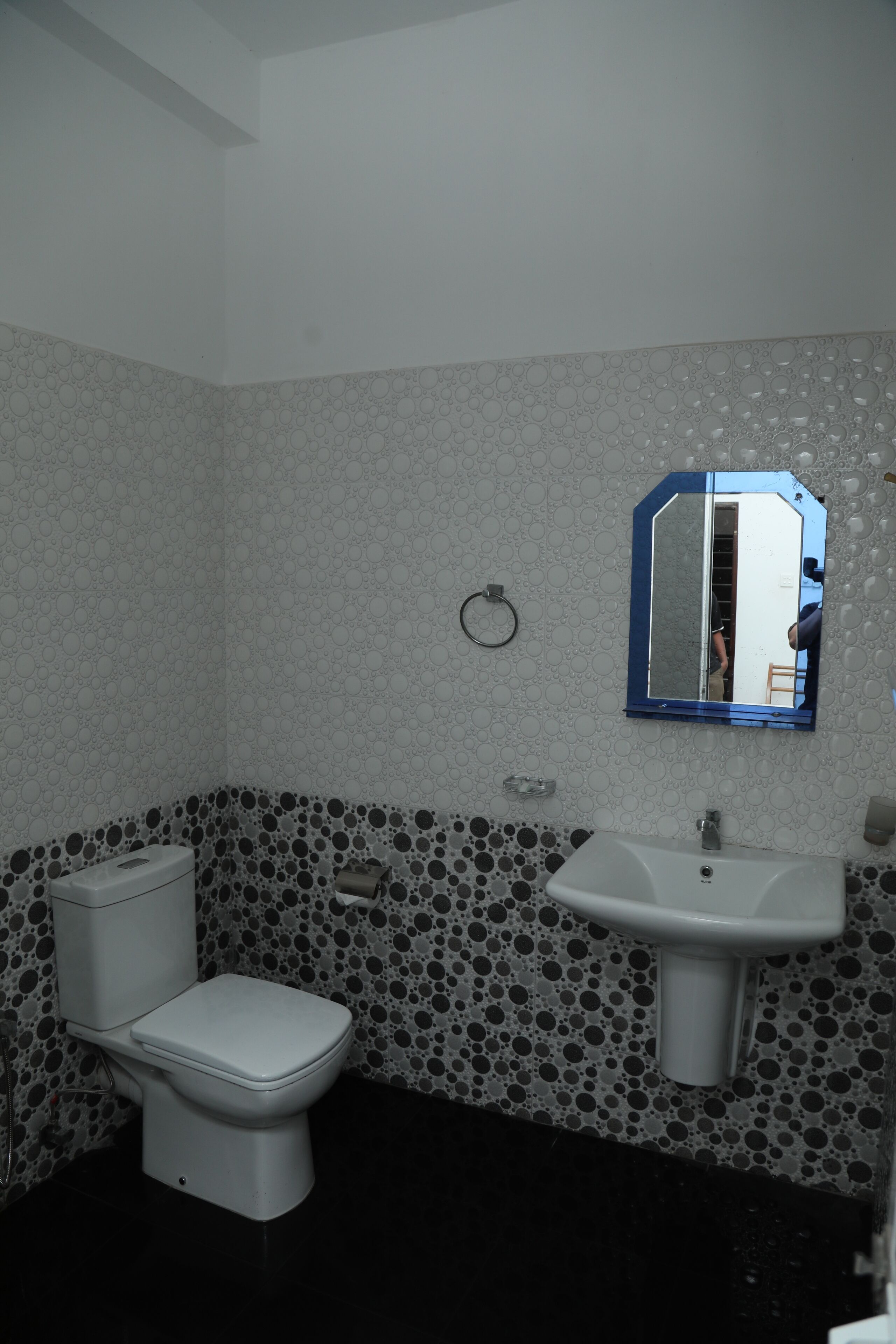 シャワー、石鹸、シャンプー、トイレットペーパー