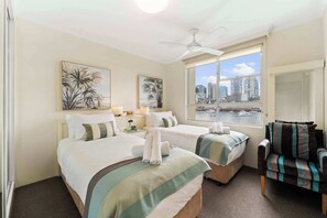 2 bedrooms, iron/ironing board, WiFi, bed sheets - Harbourside 10 Summar (McMahons Point)
