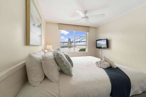 2 bedrooms, iron/ironing board, WiFi, bed sheets - Harbourside 10 Summar (McMahons Point)