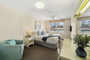 2 عدّة غرف نوم ومكواة/لوح كي وواي فاي وملاءات أسرّة