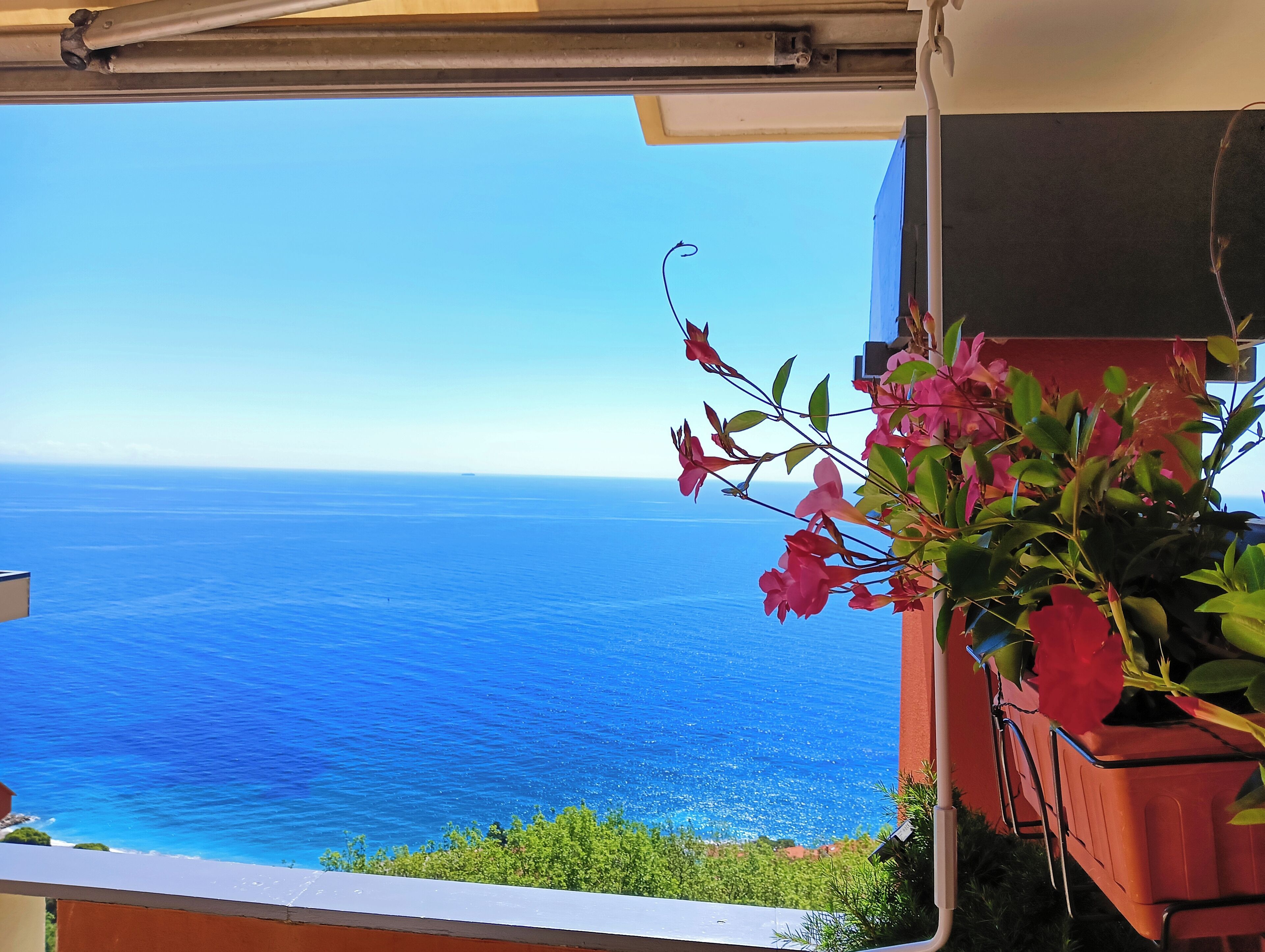 A balcony with a view of the ocean.