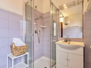 Een douche, een regendouche, een bidet, toiletpapier