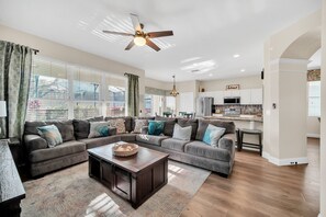 Televisión, futbolito y oficina 
