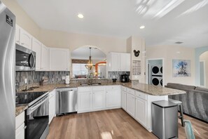 Réfrigérateur, four, plaque de cuisson, lave-vaisselle