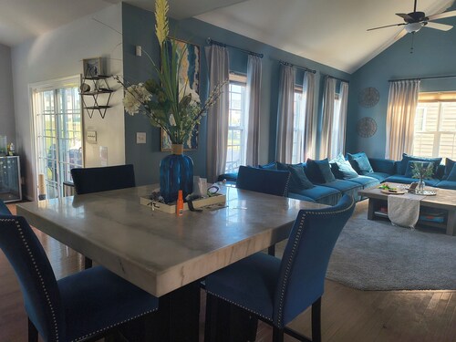 Cozy one bedroom w/private bathroom with WiFi, pool, fitness room