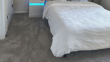 Iron/ironing board, WiFi, bed sheets