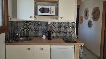 Réfrigérateur, micro-ondes, plaque de cuisson, cafetiÚre/bouilloire