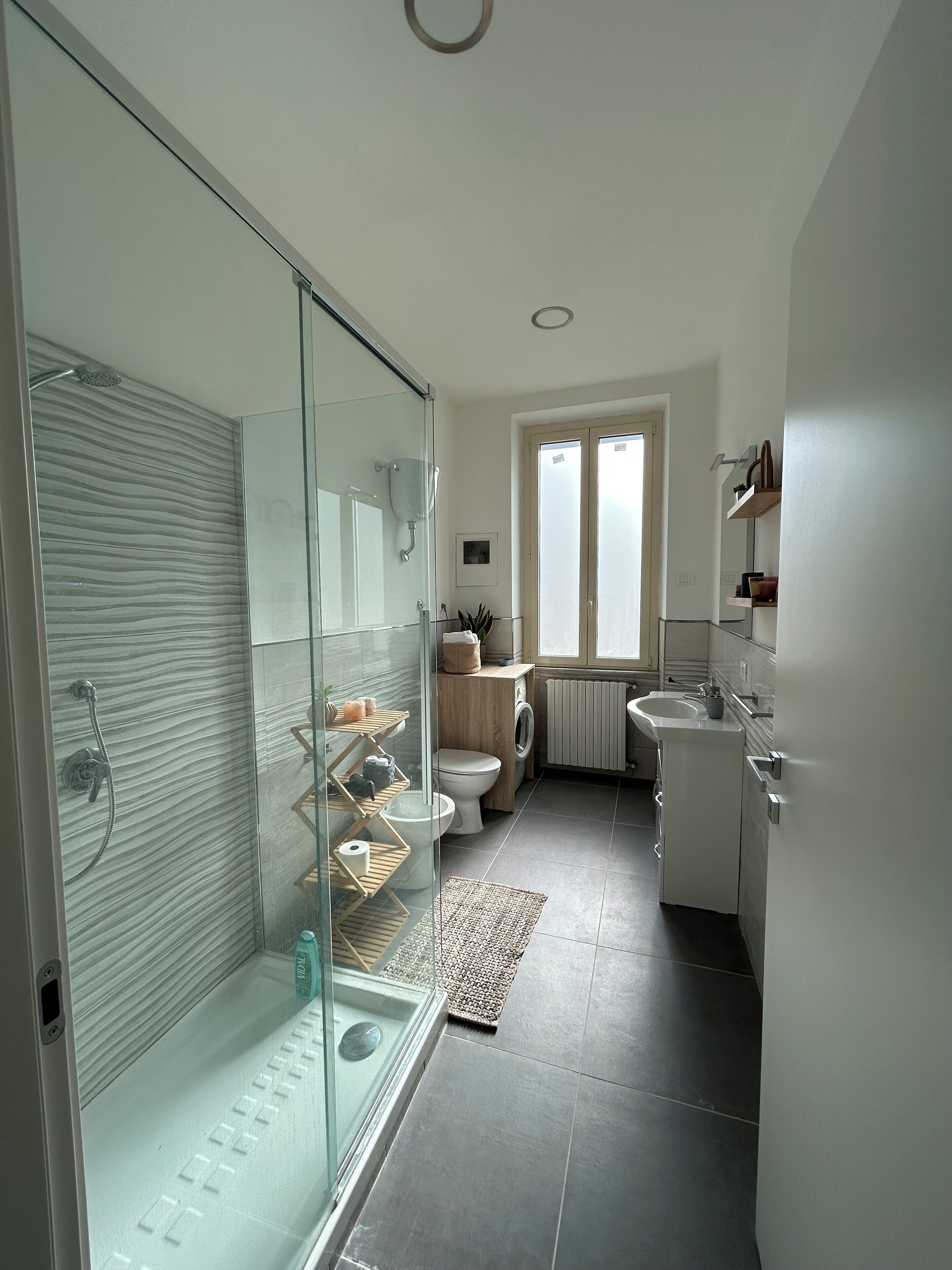 Sèche-cheveux, serviettes fournies, savon, papier toilette