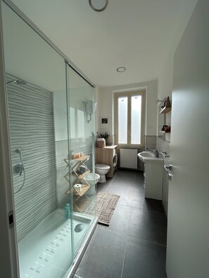 Sèche-cheveux, serviettes fournies, savon, papier toilette