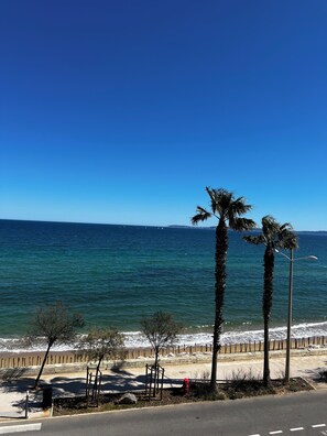Beach - T4 seafront apartment, magnificent view (Le Lavandou)
