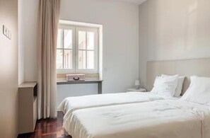 4 habitaciones, escritorio, tabla de planchar con plancha y wifi gratis 