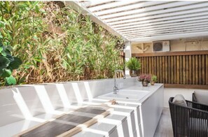 Property grounds - Luxury Apartment in Alvalade – Exclusive Outdoor Leisure Area (Lisboa)