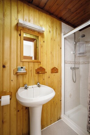 Classic Double Room | Bathroom | Towels, soap, shampoo, toilet paper - Hotel Sofia (Blackpool)