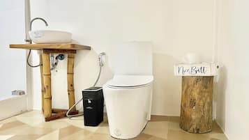 Serviettes fournies, papier toilette