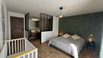 4 bedrooms, travel crib, WiFi, bed sheets