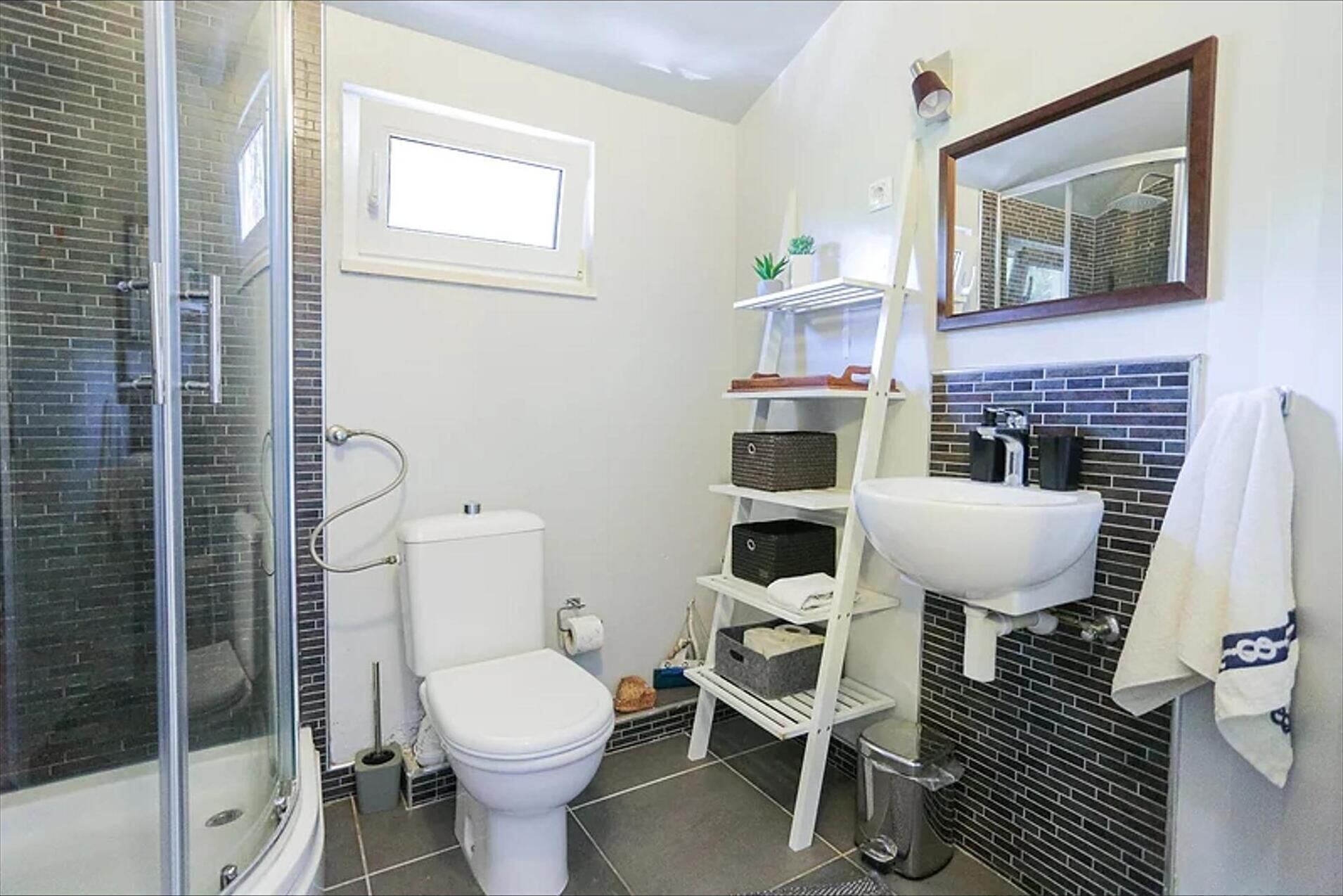 Apartamento | Baño | Ducha, secador de pelo, toallas y papel higiénico