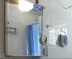 Apartment | Badezimmer | Dusche, Haartrockner, Handtücher, Toilettenpapier