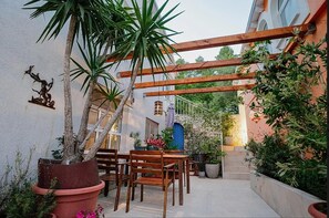 Apartment | Outdoor dining