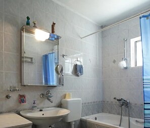 Departamento | Baño | Regadera, secadora de cabello, toallas, papel de baño