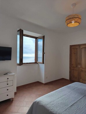 2 bedrooms, iron/ironing board, travel cot, free WiFi