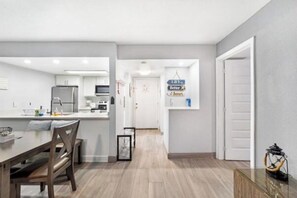 Dining - Charming 2-bedroom Beach Access Condo in marvelous Freeport, Lucaya (Freeport)