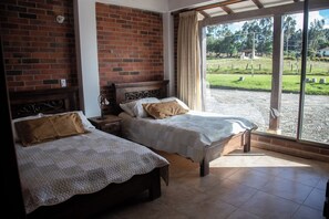 5 bedrooms, iron/ironing board, WiFi, bed sheets