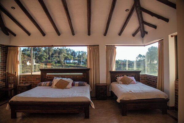 5 bedrooms, iron/ironing board, WiFi, bed sheets