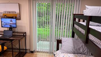 4 bedrooms, iron/ironing board, WiFi, bed sheets