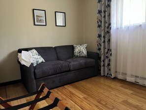 Fernseher, Kamin, Tischtennisplatte