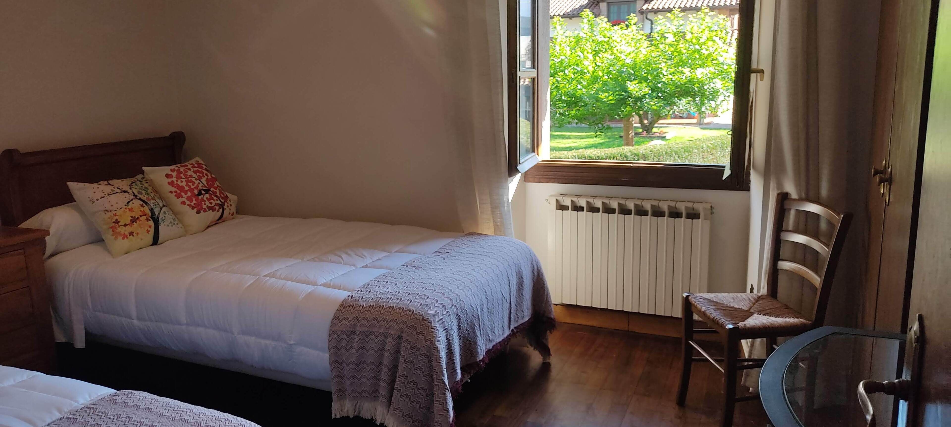 Standaard kamer, 1 twee- of 2 eenpersoonsbedden, uitzicht op bergen | Donsdekens, geluiddichte muren, gratis wifi, beddengoed